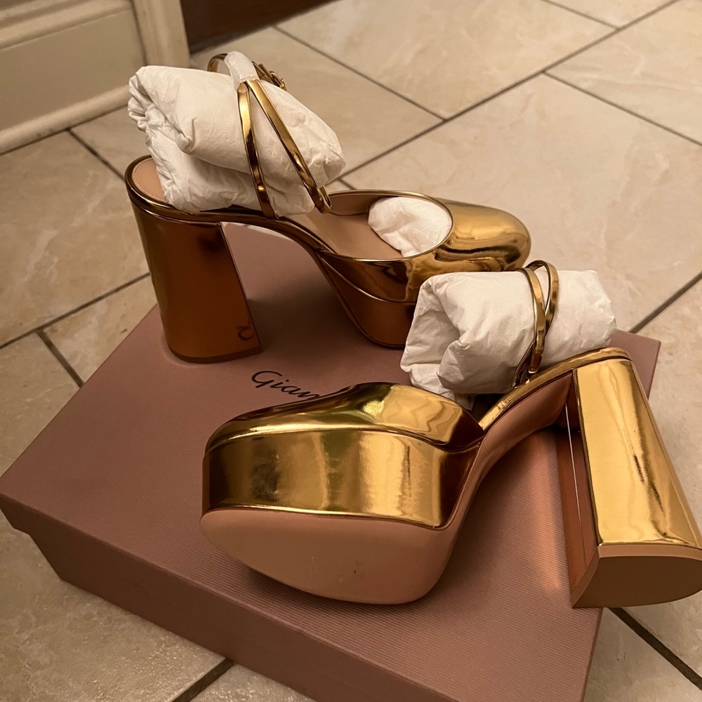 Gianvito Rossi Dua 70 Platform 70 Gold 38.5. Brand New with box.